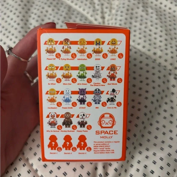 : : Pop Mart Mega Space Molly Emoji Monkey Figure : : - Picture 3 of 12